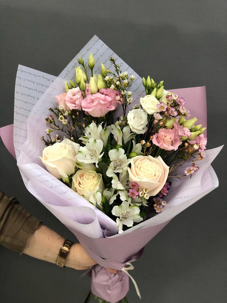 Букет цветов из: Альстромерии, Розы и Лизиантусы в Вышестеблиевской