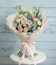 Букет цветов из:  Розы и Лизиантусы в Вышестеблиевской