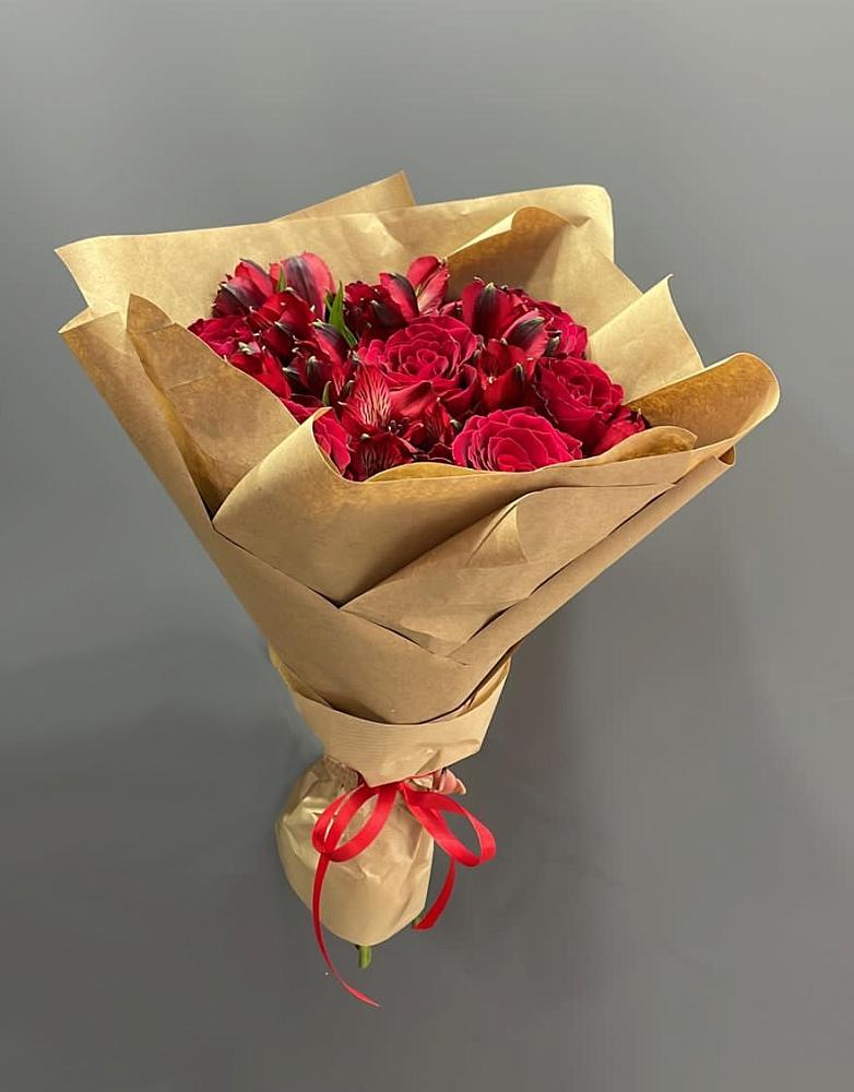 Букет цветов из: Альстромерии и Розы в Вышестеблиевской