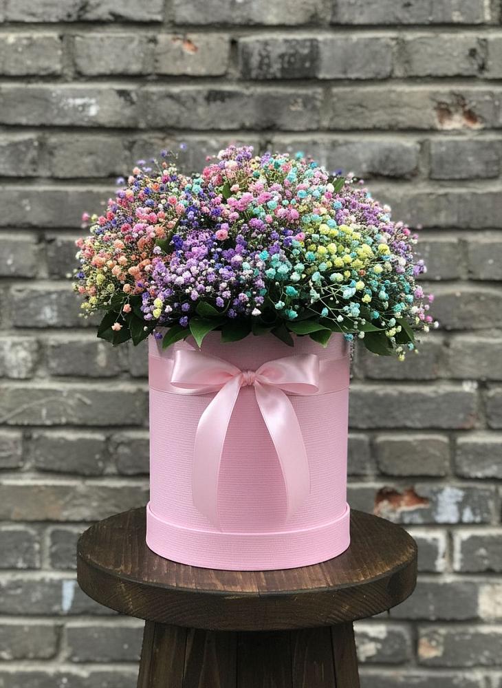 Цветочная композиция из Гипсофила и Розы в шляпной коробке в Вышестеблиевской