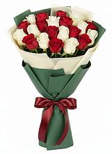 Букет Микс из красных и белых роз в Вышестеблиевской