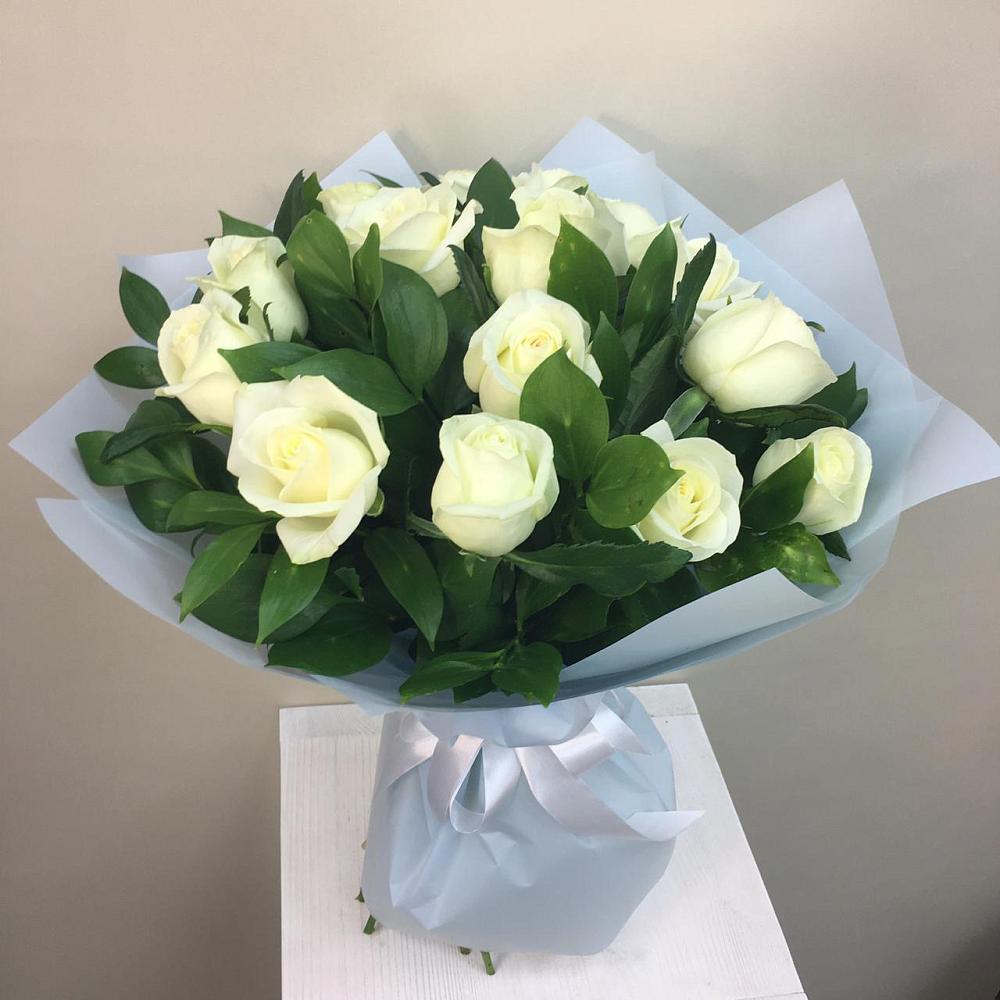 Букет 15 Белых роз Проуд в Вышестеблиевской