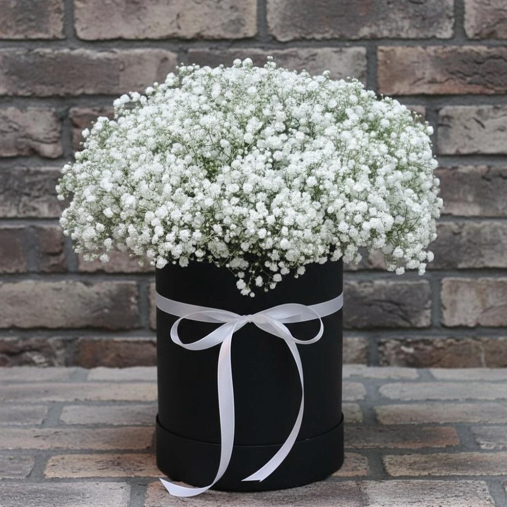 Цветочная композиция из Гипсофила в шляпной коробке в Вышестеблиевской