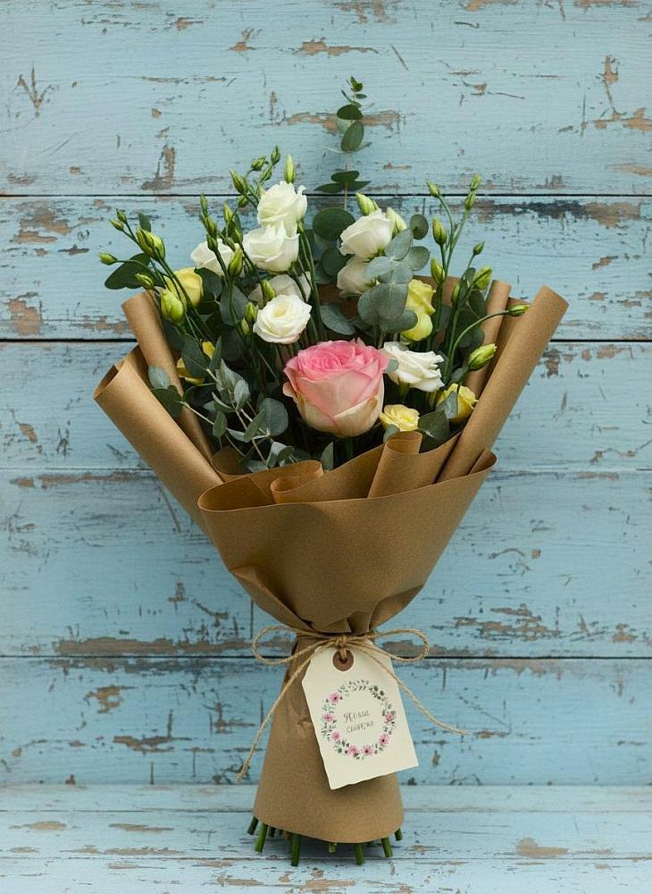 Букет цветов из: Розы и Лизиантусы в Вышестеблиевской