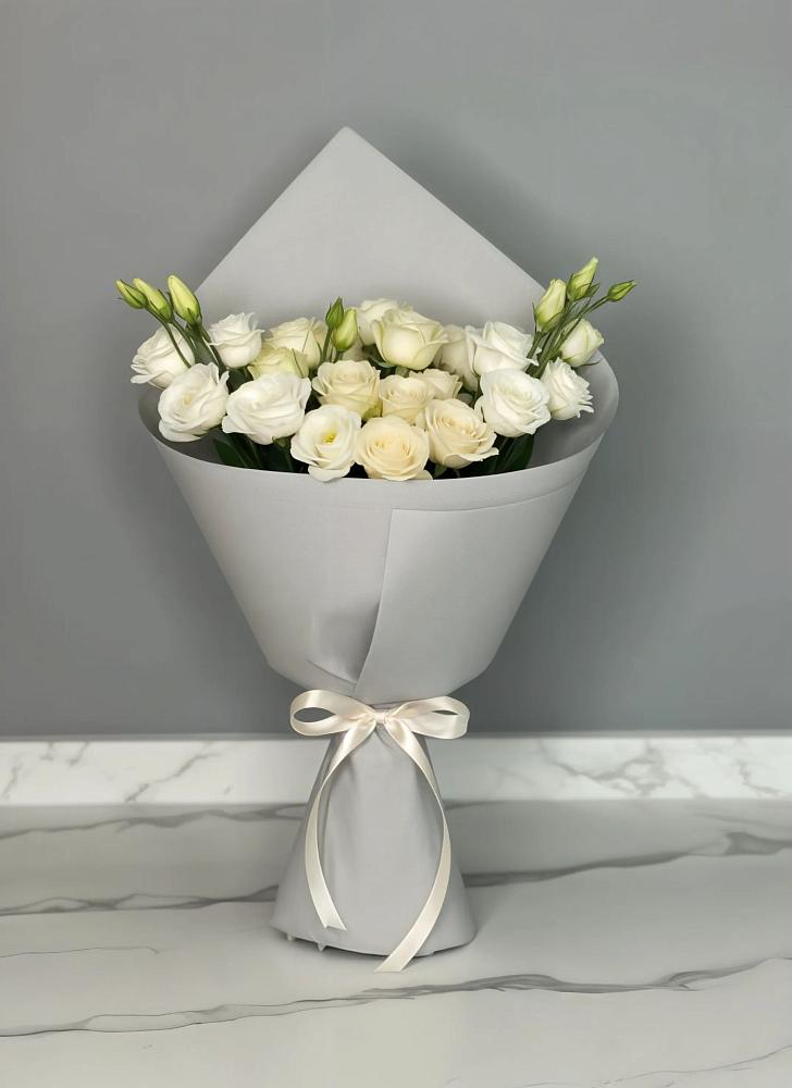 Букет цветов из: Розы и Лизиантусы в Вышестеблиевской