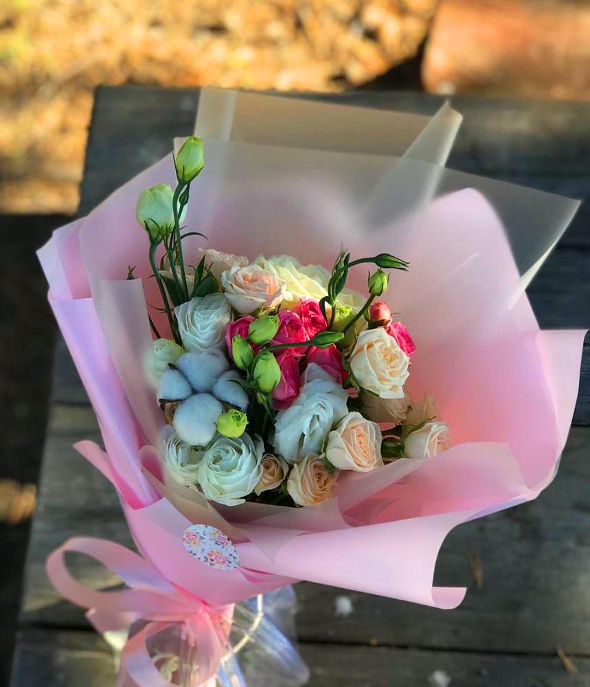 Букет цветов из: Розы и Лизиантусы в Вышестеблиевской