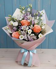 Букет цветов из:  Лизиантусы, Розы, Альстромерии и Гипсофила в Вышестеблиевской