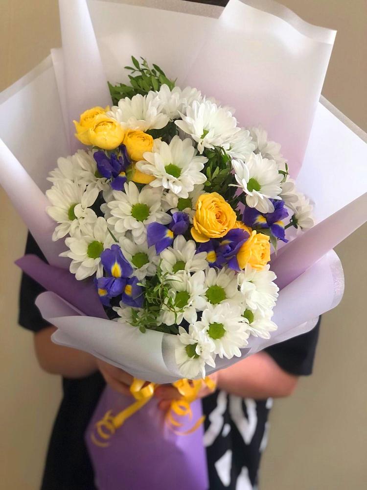 Букет цветов из: Ирисы, Хризантемы и Розы в Вышестеблиевской