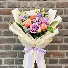 Букет цветов из:  Лизиантусы и Розы в Вышестеблиевской