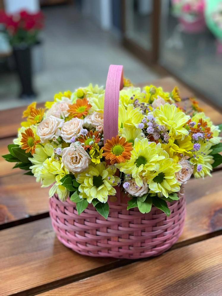 Цветочная композиция из Хризантемы и Розы в корзине в Вышестеблиевской