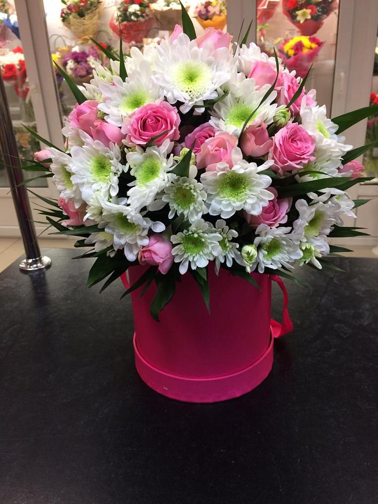 Цветочная композиция из Розы и Хризантемы в шляпной коробке в Вышестеблиевской