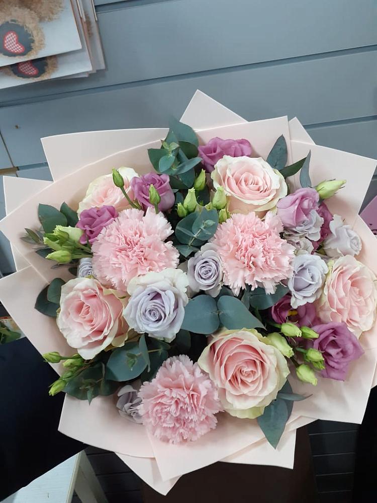 Букет цветов из: Розы, Гвоздики и Лизиантусы в Вышестеблиевской