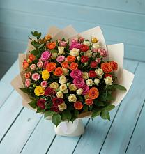 Букет Микс из разноцветных кустовых роз в Вышестеблиевской