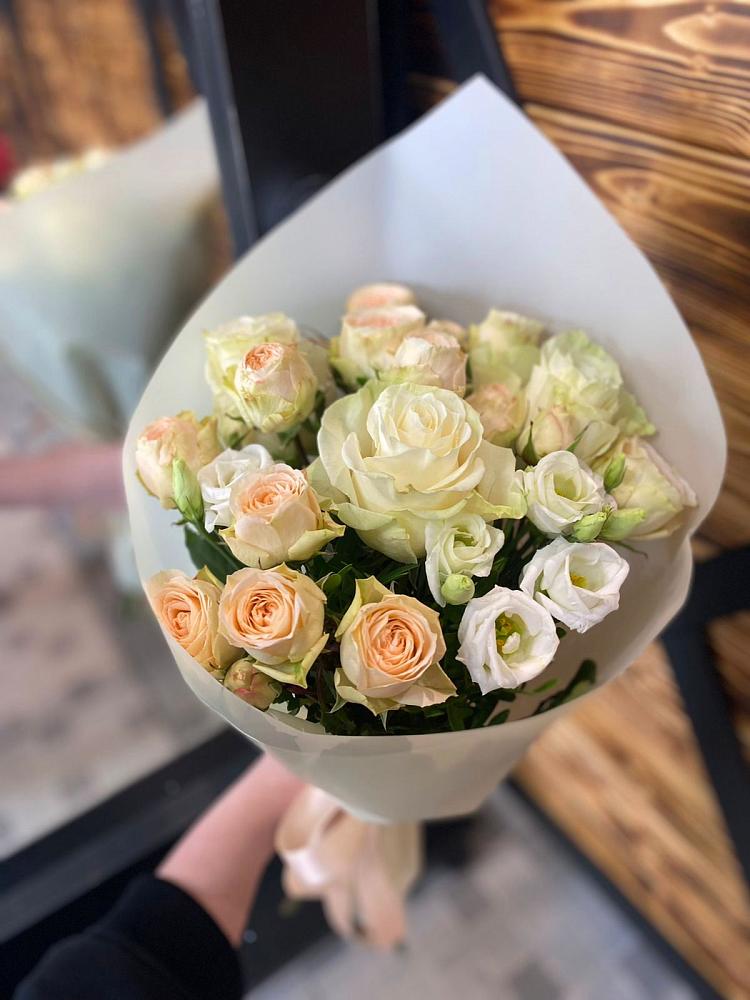 Букет цветов из: Розы и Лизиантусы в Вышестеблиевской